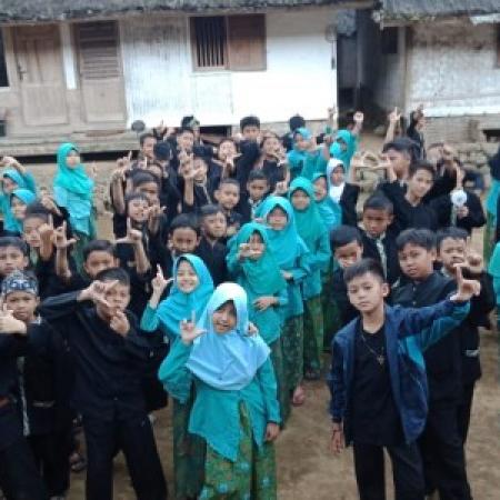 Sejalan Visi Misi : Siswa SD Laboratorium UPI Tasikmalaya Laksanakan Pengling ke Kampung Naga